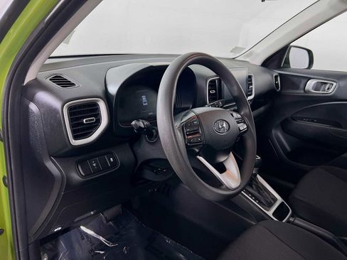 Certified 2024 Hyundai Venue SE image 9