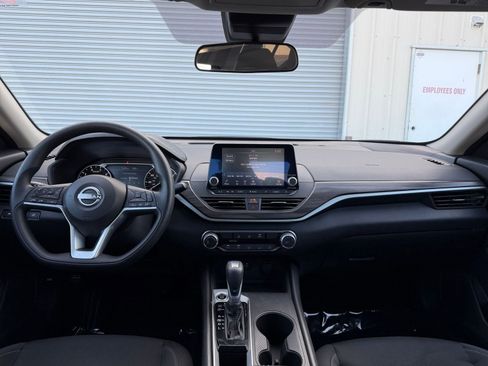 Used 2025 Nissan Altima 2.5 SV FWD image 33