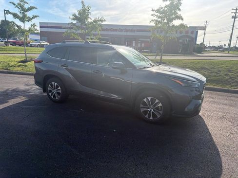 Used 2022 Toyota Highlander XLE AWD/4WD image 16