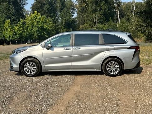 Used 2025 Toyota Sienna XLE w/ XLE Plus Package AWD/4WD image 6