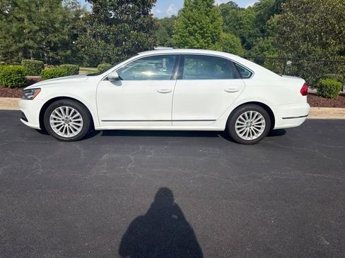 Used 2016 Volkswagen Passat 1.8T SE FWD image 1