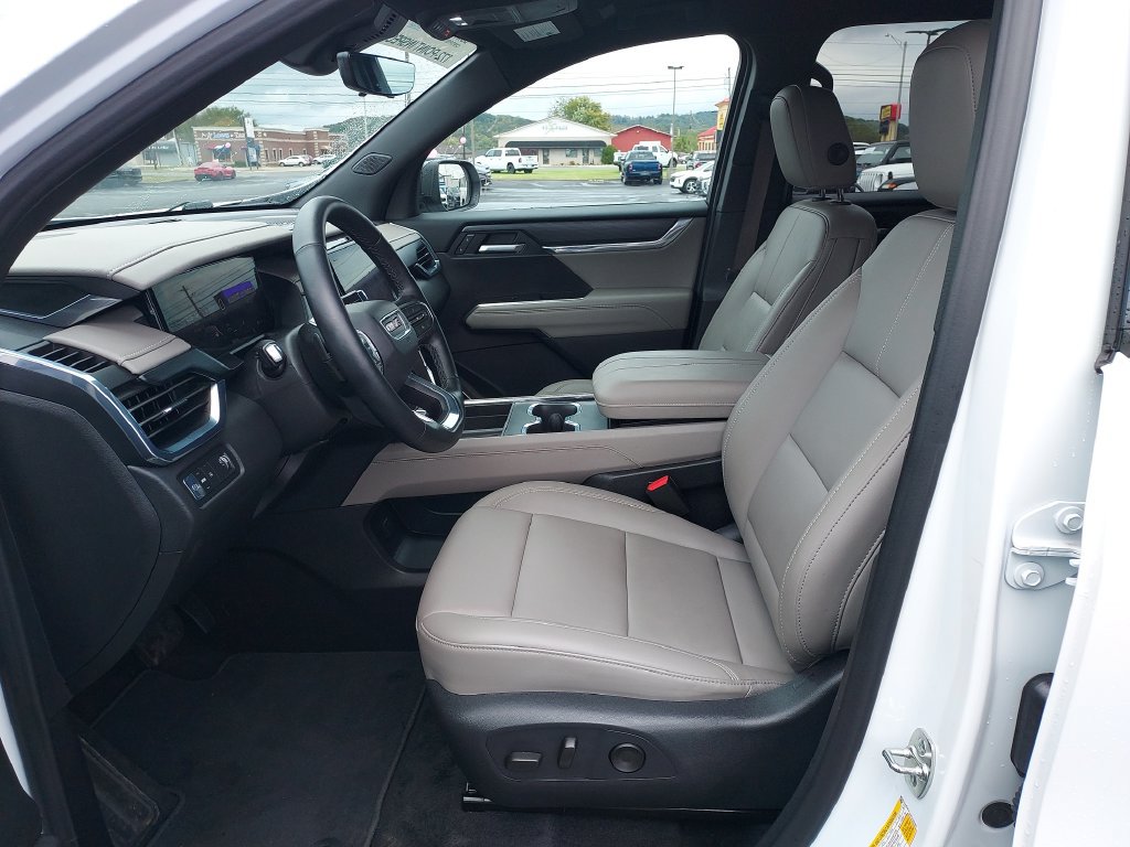 Used 2026 GMC Acadia Elevation w/ Elevation Premium Package FWD image 13