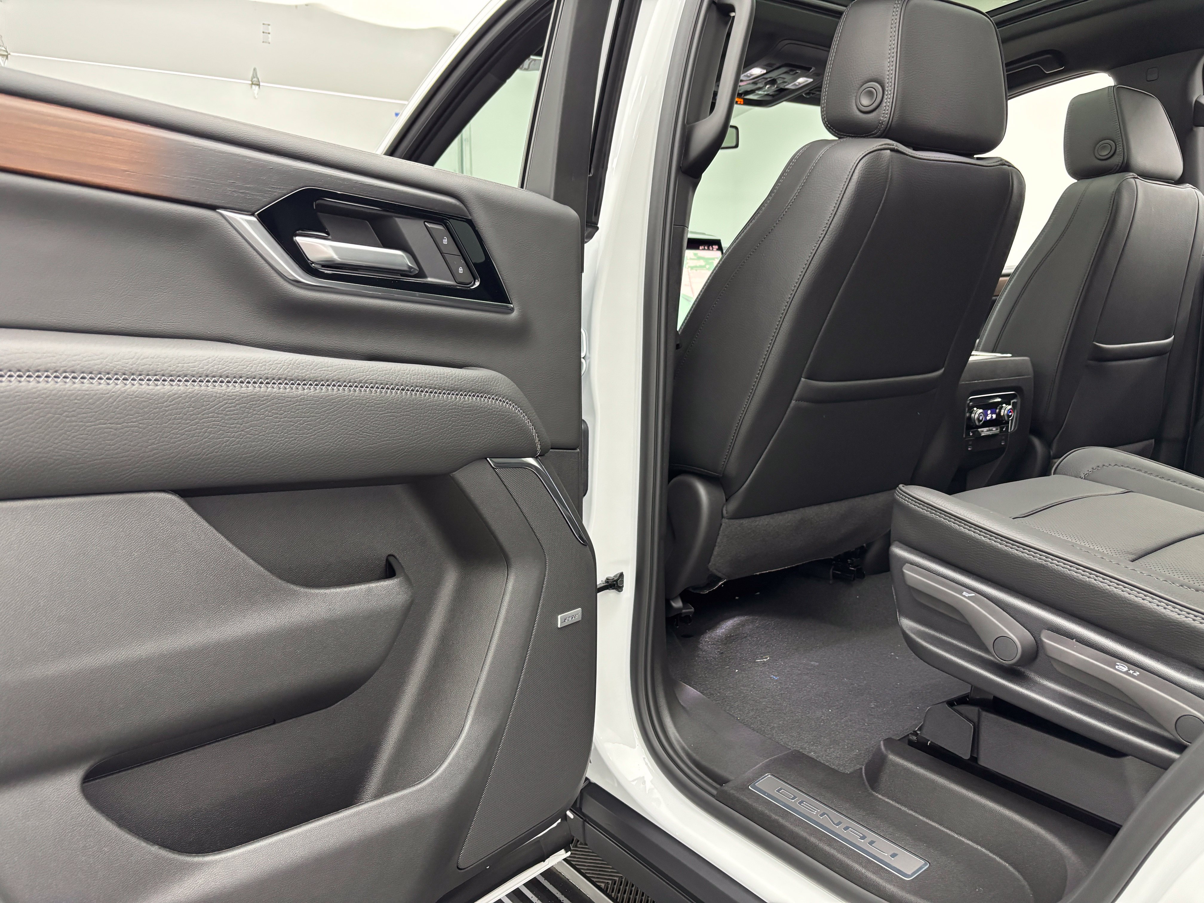New 2026 GMC Yukon Denali w/ Sun & Power Step Package AWD/4WD image 44