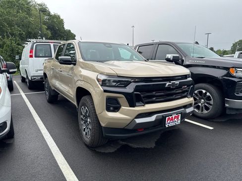 Used 2023 Chevrolet Colorado Z71 w/ Z71 Convenience Package 2 AWD/4WD image 2