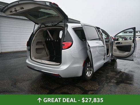 Used 2024 Chrysler Pacifica Touring-L image 50
