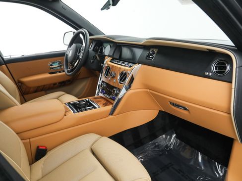Used 2022 Rolls-Royce Cullinan image 18
