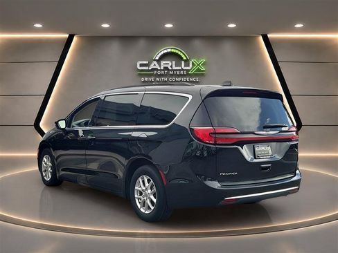 Used 2022 Chrysler Pacifica Touring-L FWD image 3