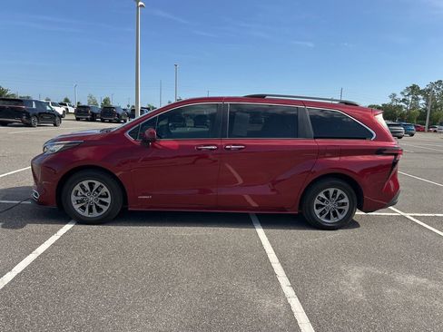 Used 2021 Toyota Sienna XLE FWD image 15
