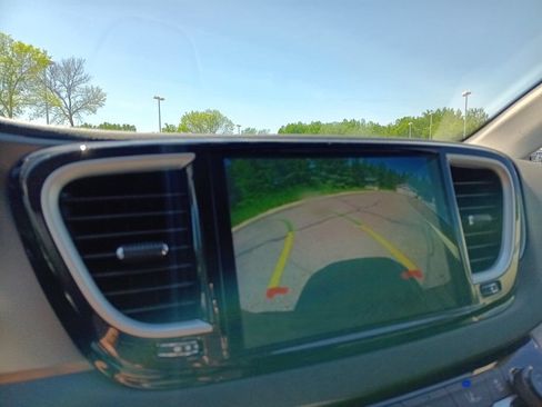 Used 2024 Chrysler Pacifica Touring-L FWD image 7