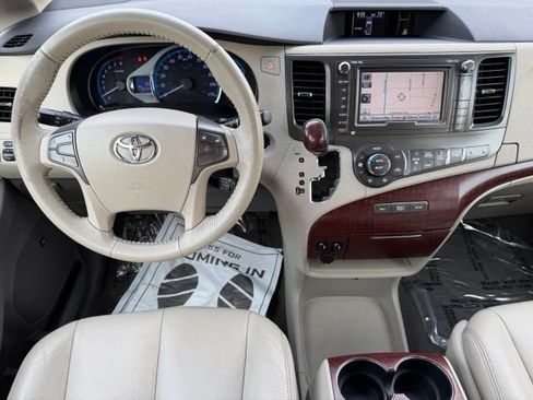 Used 2011 Toyota Sienna XLE w/ XLE Navigation Pkg FWD image 3