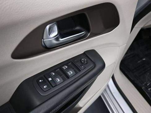 Used 2023 Chrysler Voyager LX FWD image 13