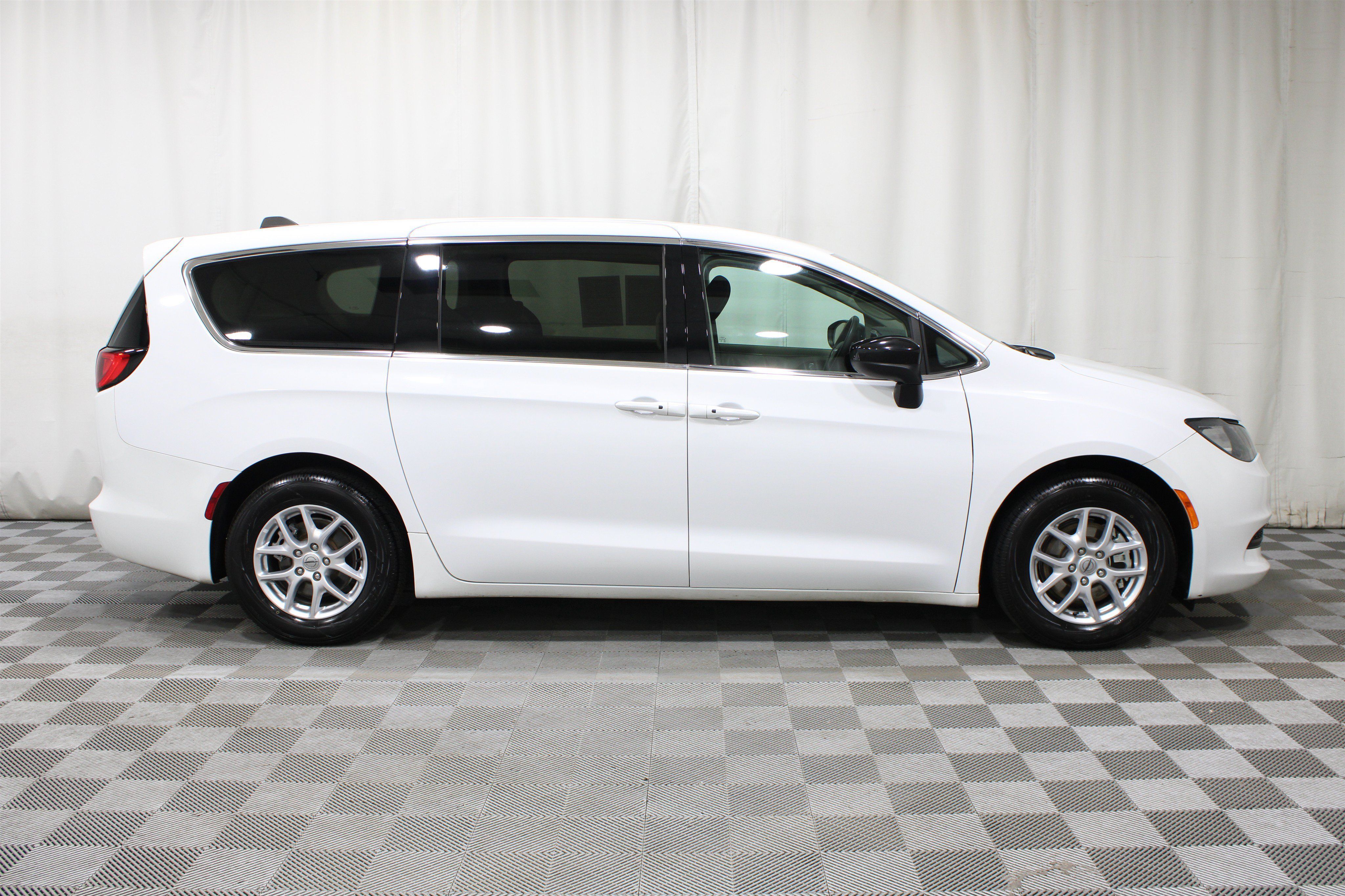 Used 2024 Chrysler Voyager LX FWD image 30