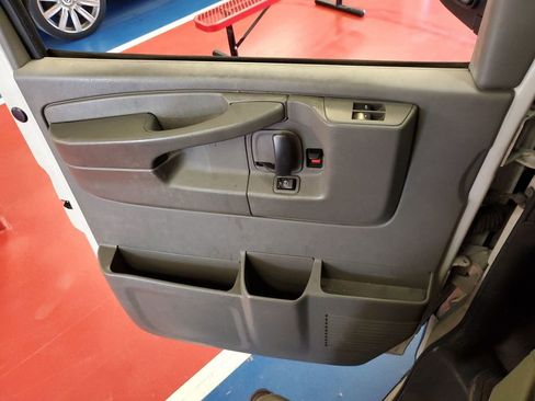 Used 2010 Chevrolet Express 1500 RWD image 3