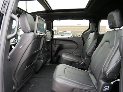 New 2026 Chrysler Pacifica Select image 7