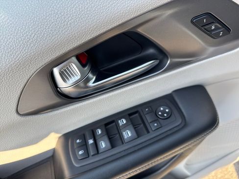 Certified 2023 Chrysler Pacifica Touring-L image 14