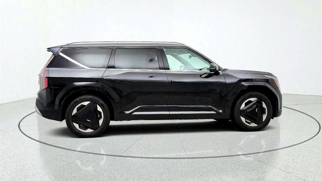 Used 2024 Kia EV9 Land AWD/4WD image 4