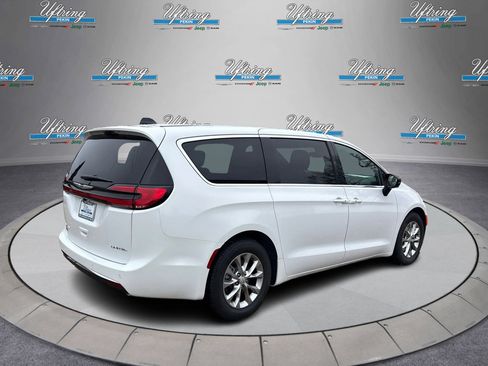 New 2026 Chrysler Pacifica Limited image 3
