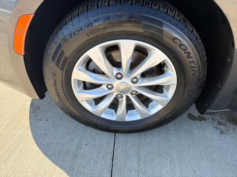 Used 2017 Chrysler Pacifica Touring w/ Tire & Wheel Group image 27