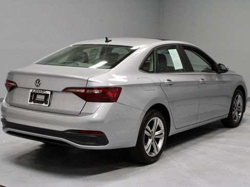 Used 2024 Volkswagen Jetta SE FWD image 12