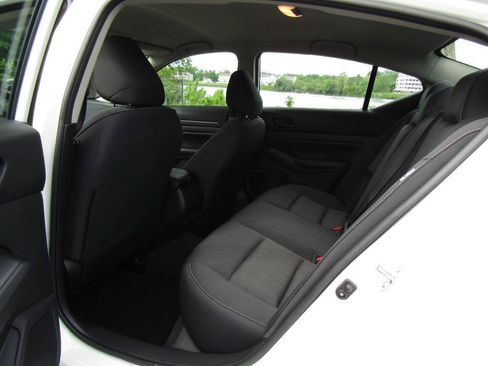 Used 2024 Nissan Altima 2.5 S FWD image 11