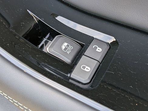 Used 2023 Jeep Grand Cherokee Overland w/ Adv Protech Group III image 38