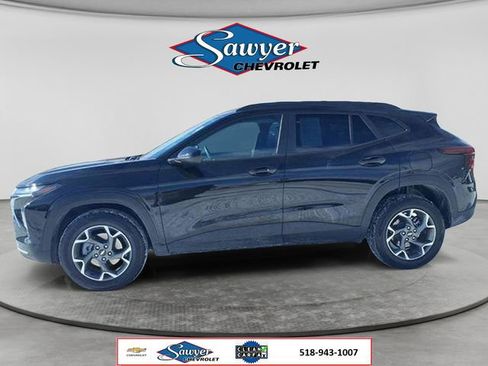 Used 2025 Chevrolet Trax LT w/ LT Convenience Package FWD image 4