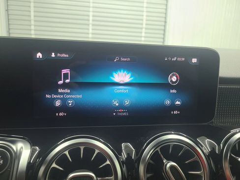 Used 2021 Mercedes-Benz GLB 250 4MATIC image 32