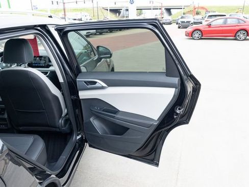 New 2026 Volkswagen Taos SE FWD image 15