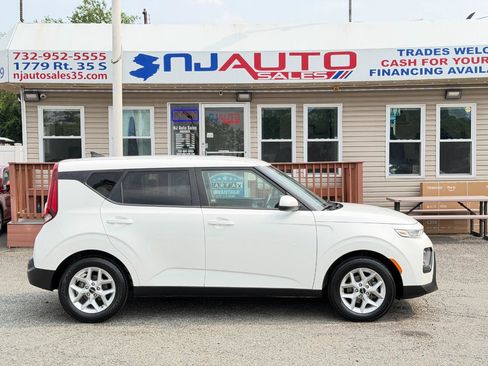 Used 2022 Kia Soul LX w/ Technology Package FWD image 3