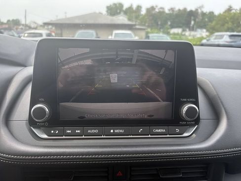 Used 2024 Nissan Rogue S AWD/4WD image 18