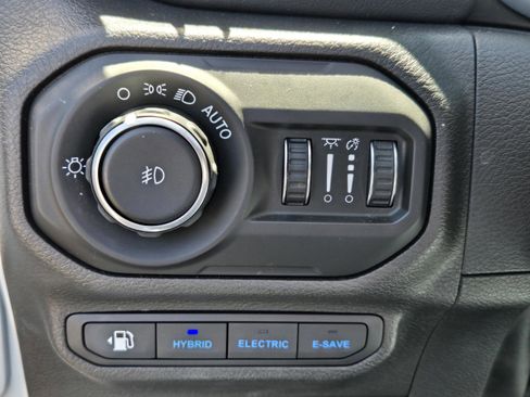 Used 2022 Jeep Wrangler Unlimited Sahara w/ Cold Weather Group AWD/4WD image 13