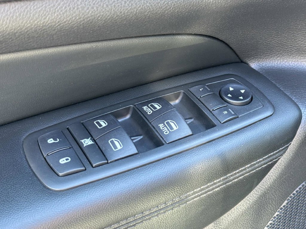 Used 2019 Jeep Grand Cherokee Altitude AWD/4WD image 18