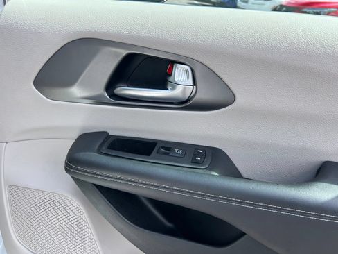 Used 2024 Chrysler Pacifica Touring-L FWD image 57