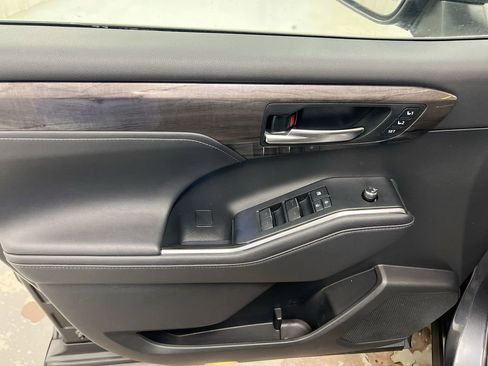 Used 2021 Toyota Highlander Limited image 22