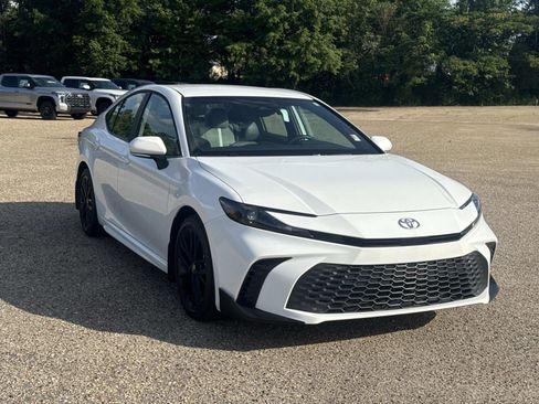 Used 2025 Toyota Camry SE FWD image 1