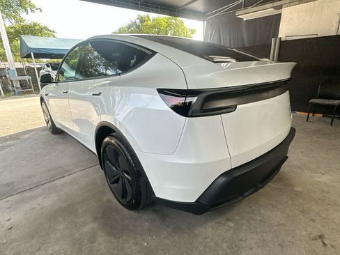 Used 2026 Tesla Model Y AWD image 6