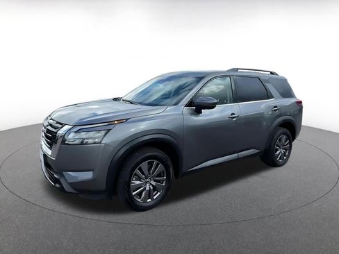 Used 2025 Nissan Pathfinder SV image 8