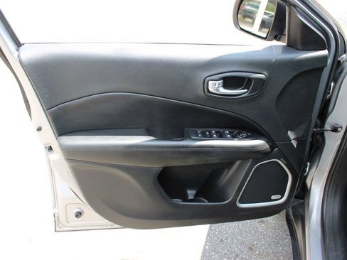 Used 2021 Jeep Compass Latitude w/ Sun and Sound Group AWD/4WD image 9