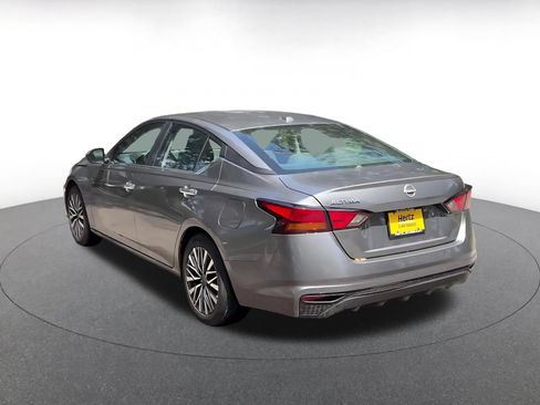 Used 2025 Nissan Altima 2.5 SV FWD image 11