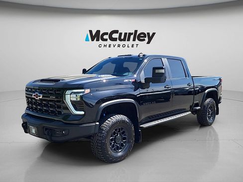 Used 2025 Chevrolet Silverado 2500 ZR2 w/ ZR2 Bison Edition AWD/4WD image 3
