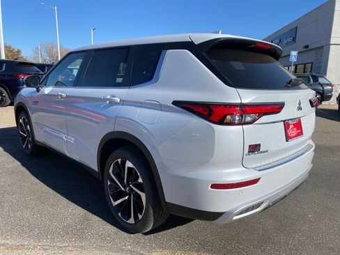New 2025 Mitsubishi Outlander SE image 3