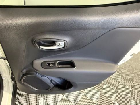 Used 2023 Jeep Renegade Latitude image 40