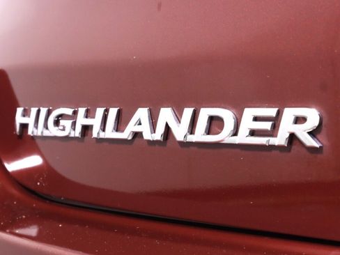 Used 2019 Toyota Highlander XLE FWD image 38