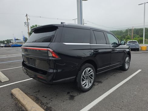 Used 2026 Lincoln Navigator Reserve AWD/4WD image 3