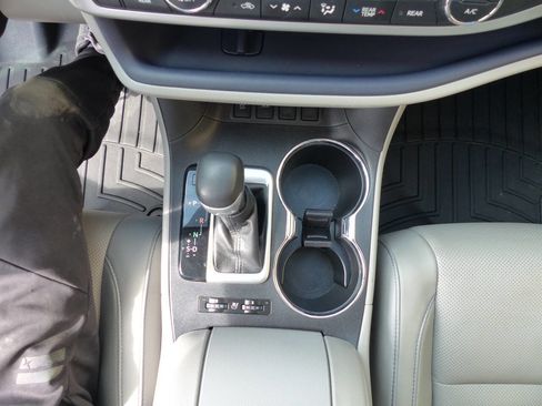 Used 2019 Toyota Highlander FWD V6 image 47