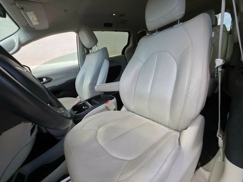 Used 2017 Chrysler Pacifica Touring-L FWD image 10