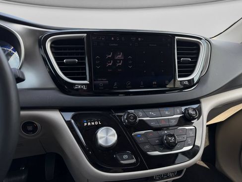 Used 2024 Chrysler Pacifica Touring-L FWD image 14