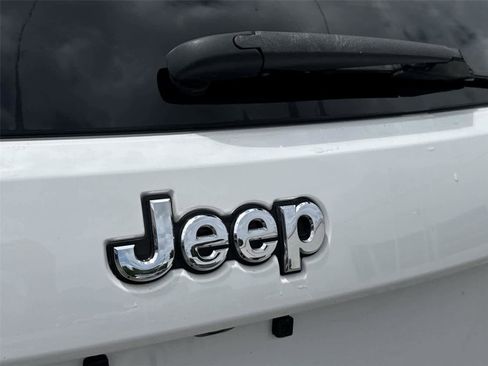 Used 2020 Jeep Grand Cherokee Laredo AWD/4WD image 10