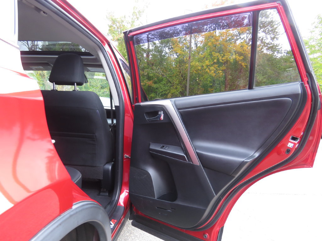 Used 2017 Toyota RAV4 XLE w/ Carpet Mat Package AWD/4WD image 15