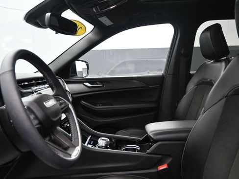 Used 2023 Jeep Grand Cherokee Altitude image 17